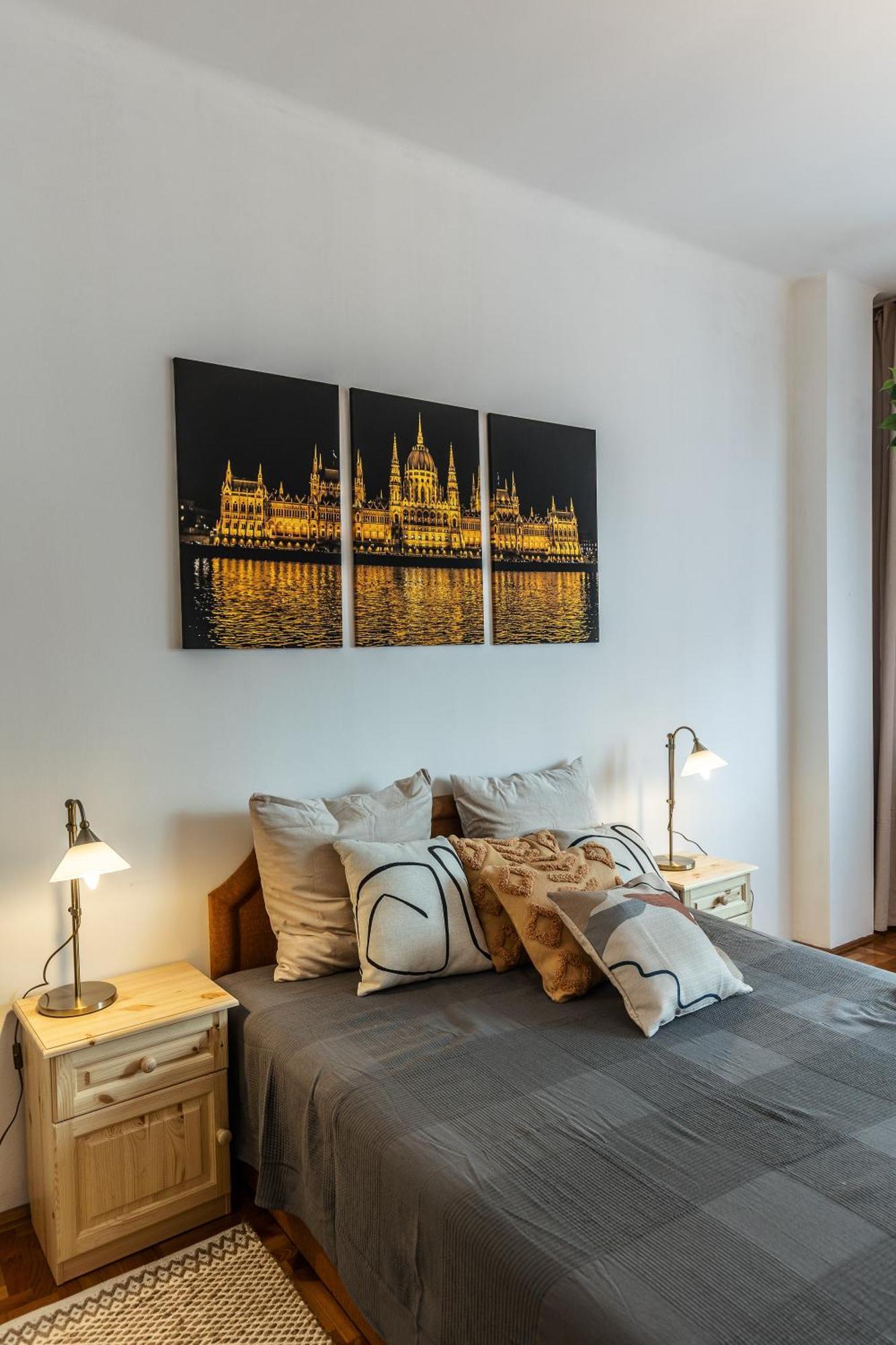Bright & Spacious Riverside Apartment With Balcony Budapest Exteriör bild