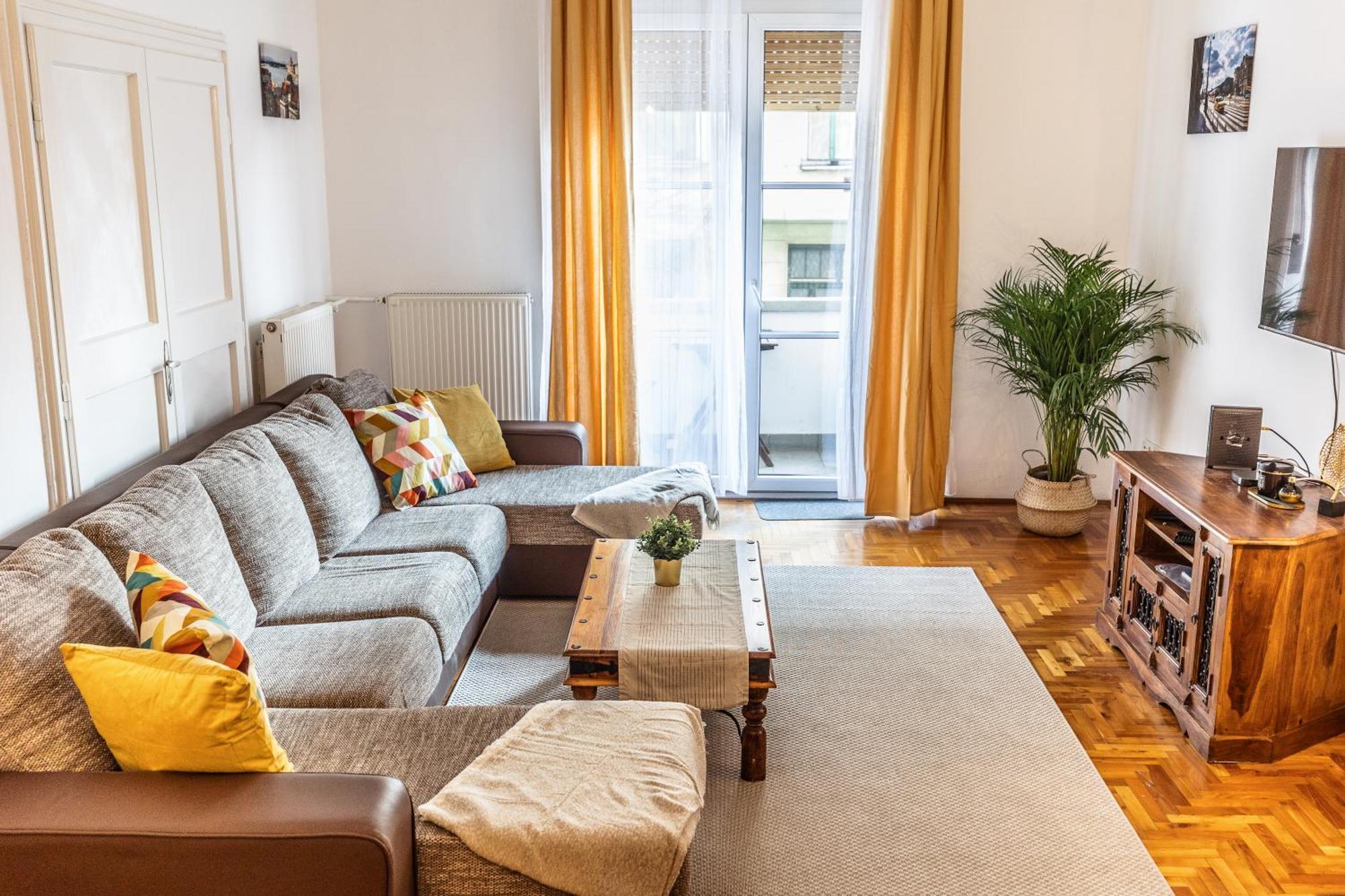 Bright & Spacious Riverside Apartment With Balcony Budapest Exteriör bild