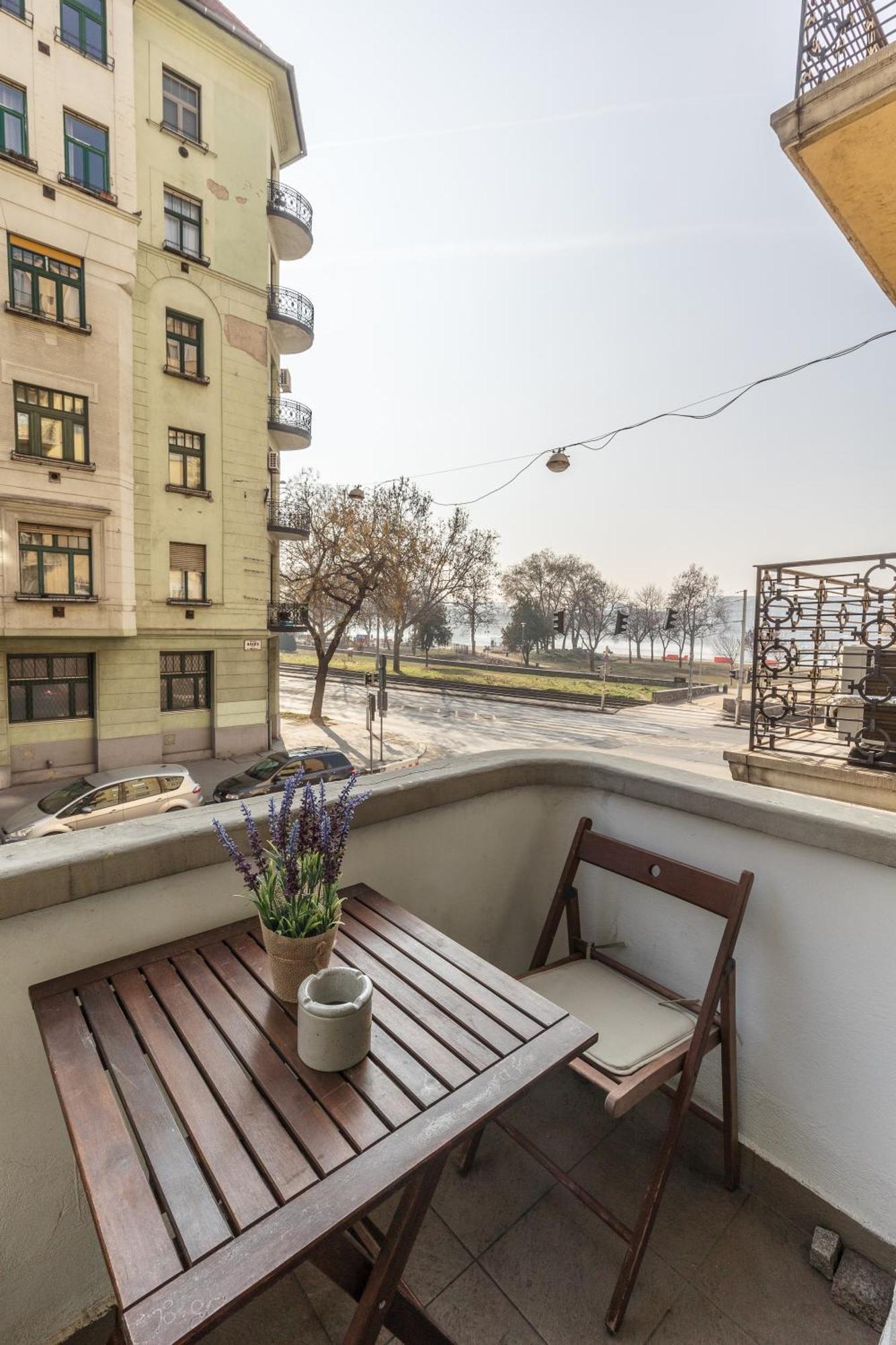Bright & Spacious Riverside Apartment With Balcony Budapest Exteriör bild